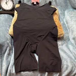 Black Shapewear Full Upper Body Suit. Well fitting fabric. Large Excellent Cond.